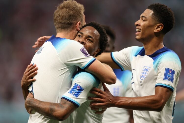 Para pemain Inggris merayakan gol ke gawang Iran yang dicetak Raheem Sterling (tengah) pada laga perdana Grup B di Khalifa International Stadium, Al Rayyan, Senin (21/11/2022) malam.